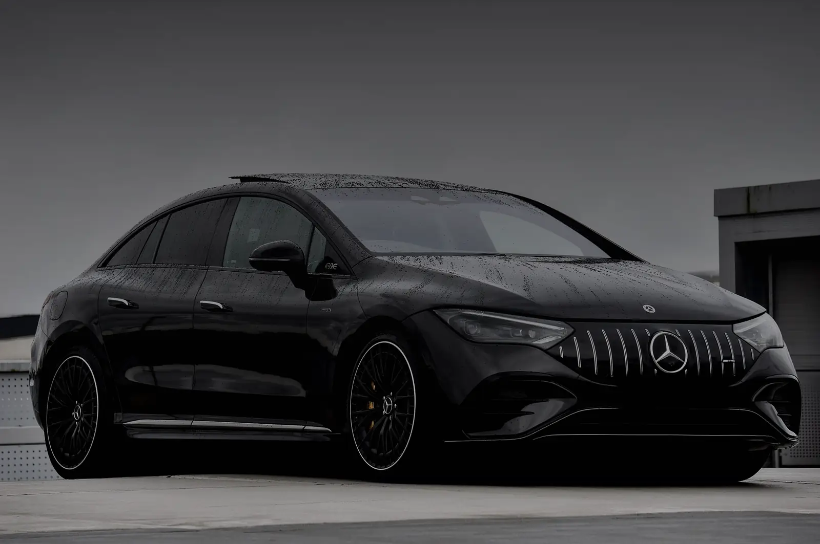 Berline Mercedes électrique noire